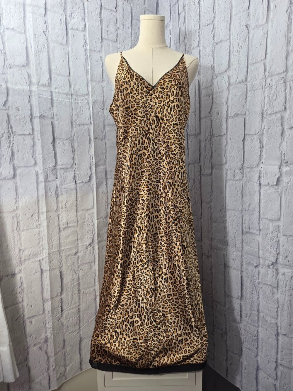 Morgan Taylor Intimates Large Classic Animal Print V Neck Satin Long Nightgown